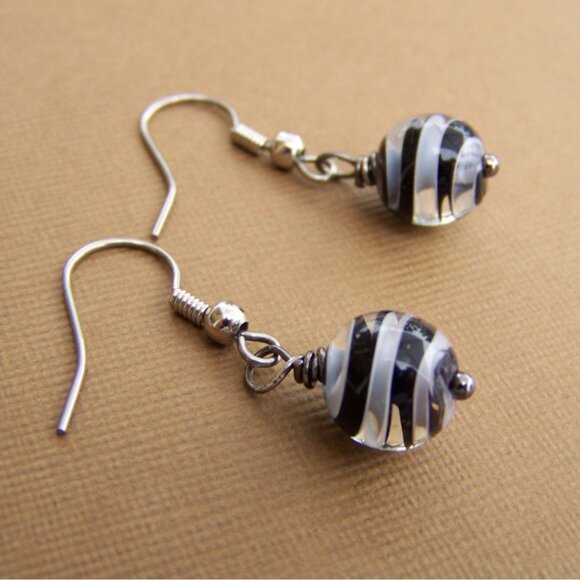 NEW Black and White Swirl Earrings - Picture 3 of 3